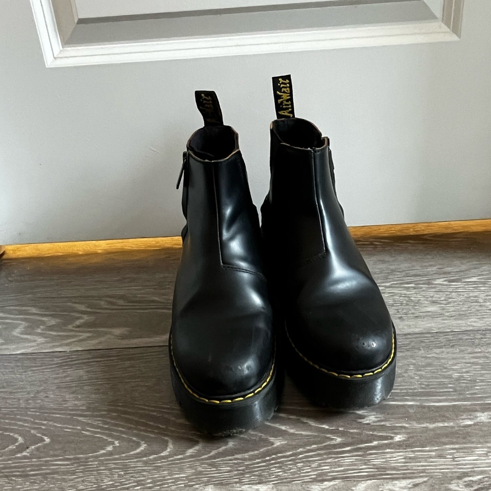 DOC MARTEN CHELSEA BOOTS - SIZE EU 38 (US 7.5) - BLACK W/ ZIPPER